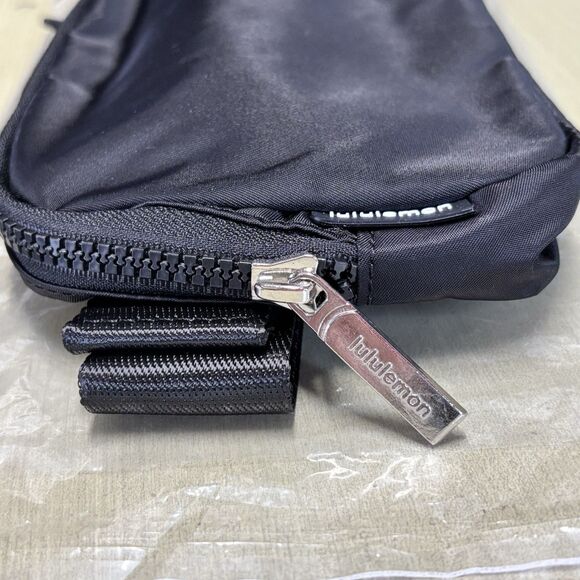 Lululemon Everywhere Belt Bag 1L with Logo Strap Black NWT - Picture 4 of 9